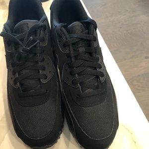 NIKE AIR MAX   90 ESSENTIAL BLACK MENS SIZE 10.5. NEW!!!